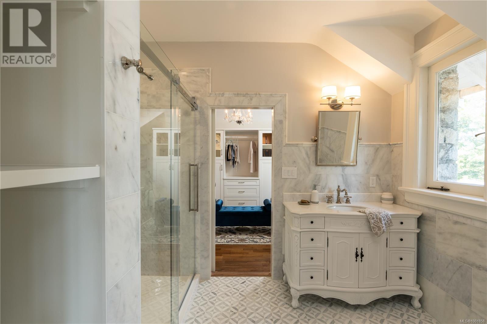 Photo 9 of 305 Denison Rd, Oak Bay BC
