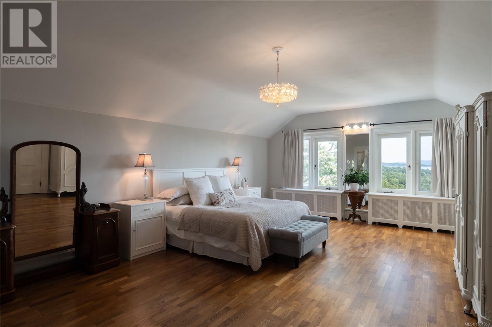 Photo 13 of 305 Denison Rd, Oak Bay BC