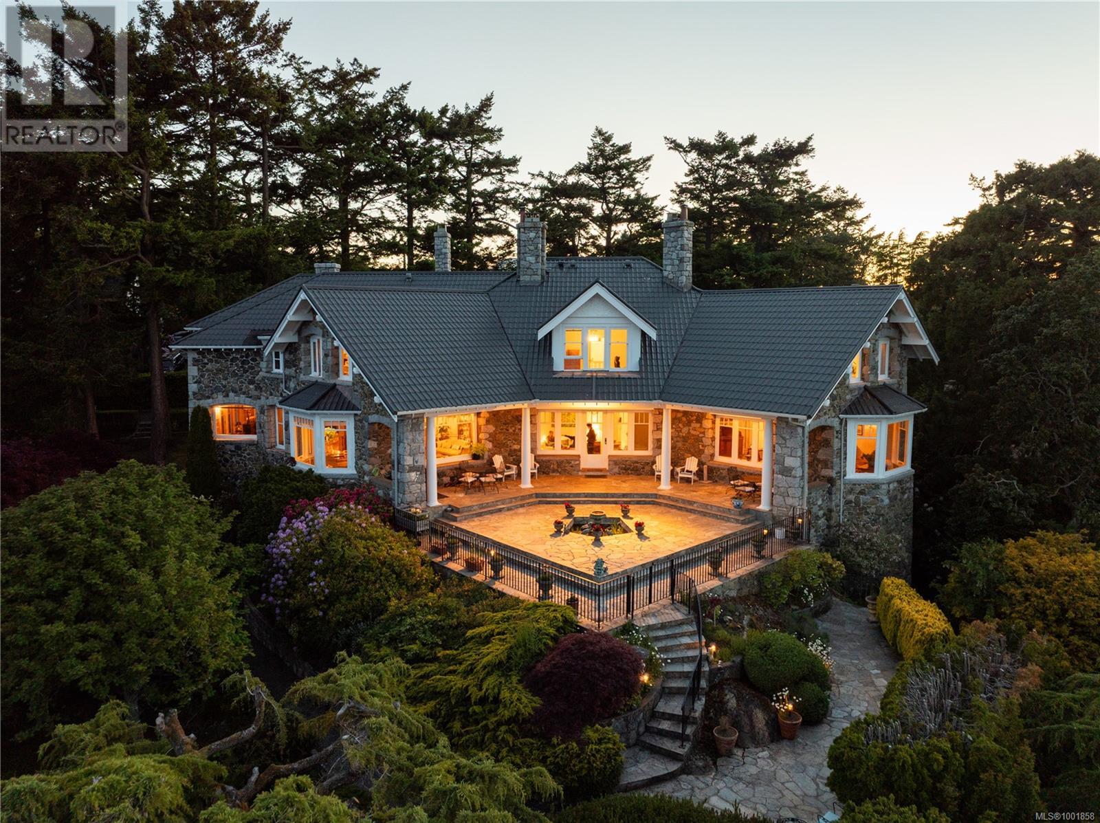 Photo 15 of 305 Denison Rd, Oak Bay BC