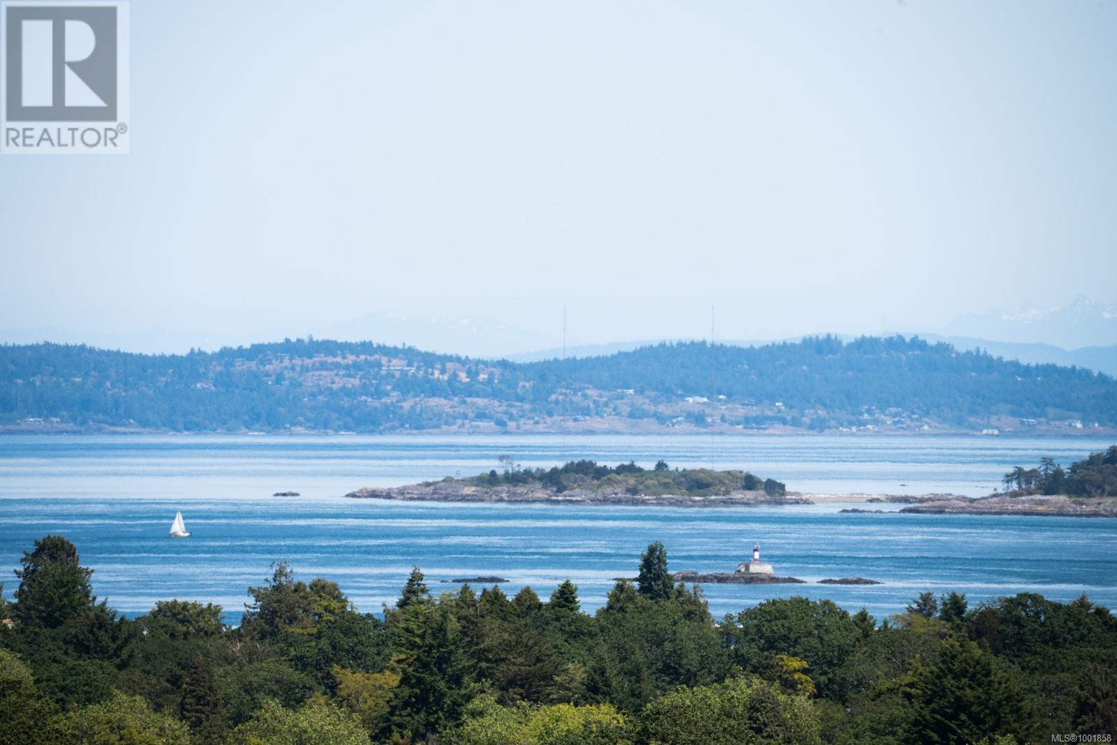 Photo 5 of 305 Denison Rd, Oak Bay BC