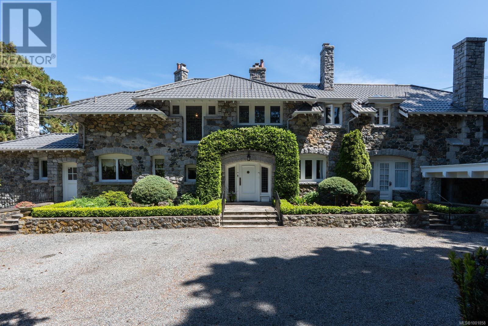 Photo 16 of 305 Denison Rd, Oak Bay BC