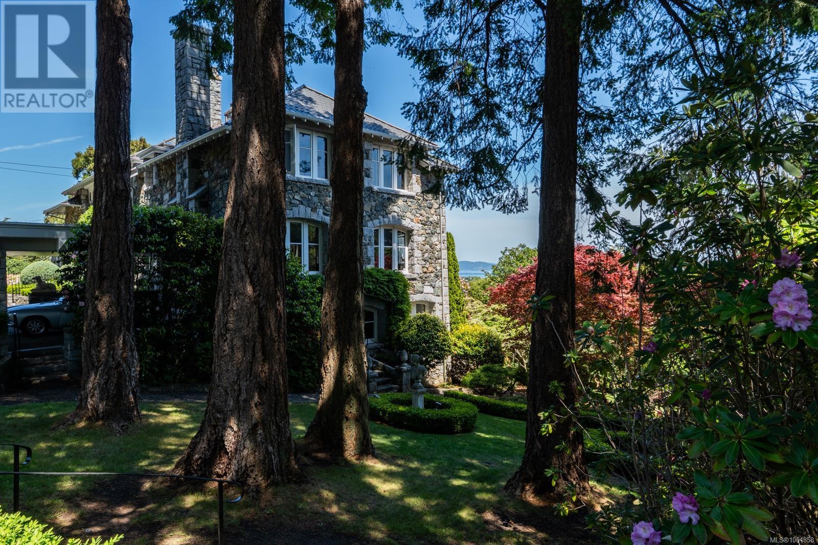 Photo 4 of 305 Denison Rd, Oak Bay BC