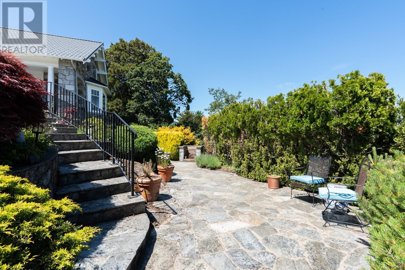 Photo 10 of 305 Denison Rd, Oak Bay BC