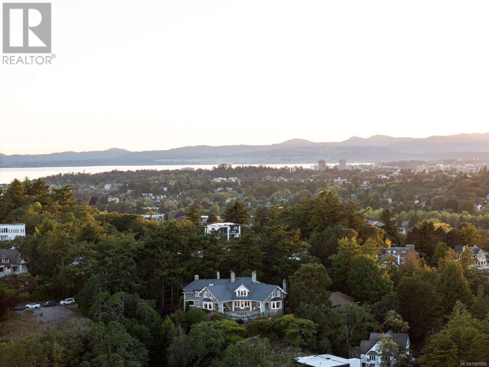 Photo 36 of 305 Denison Rd, Oak Bay BC