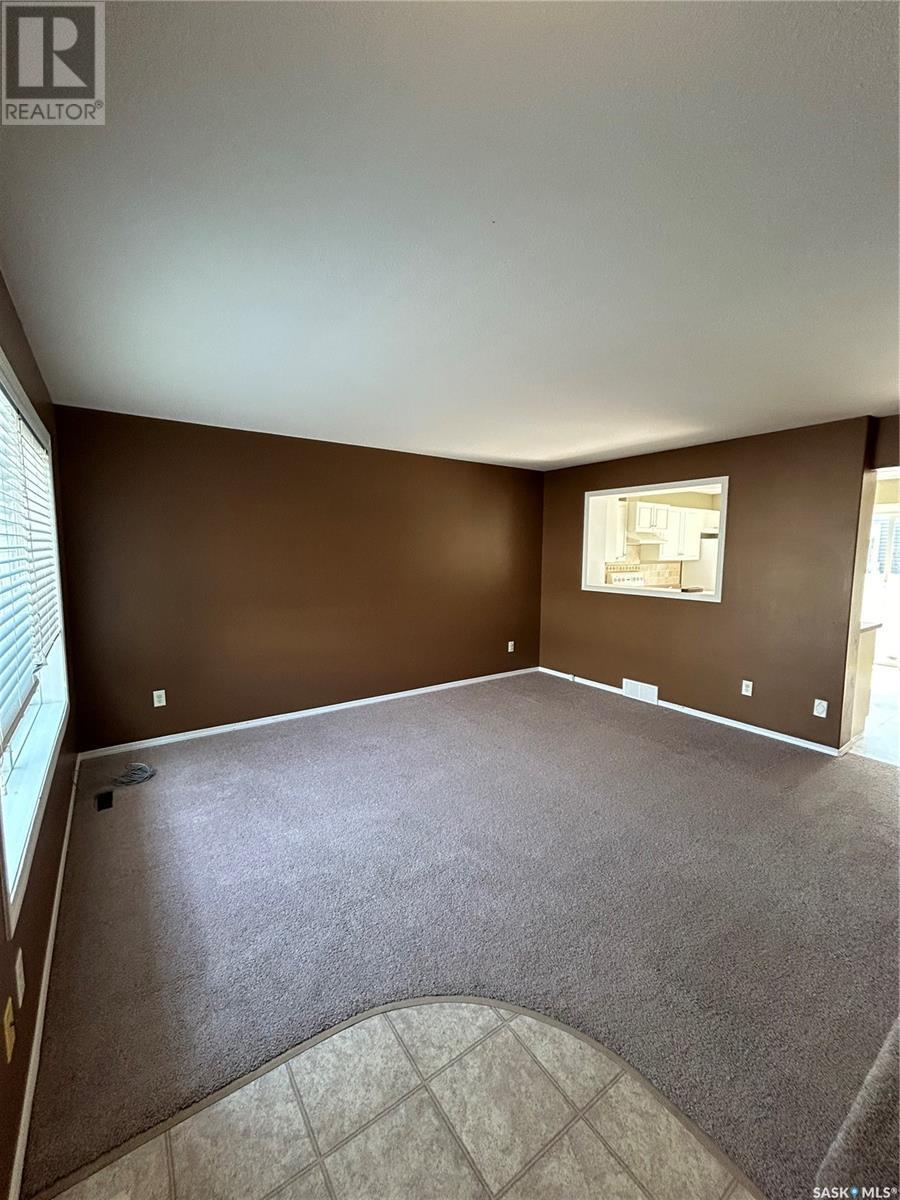 Single Family House 2 Level for Sale in  Cranbourn CRESCENT Regina 