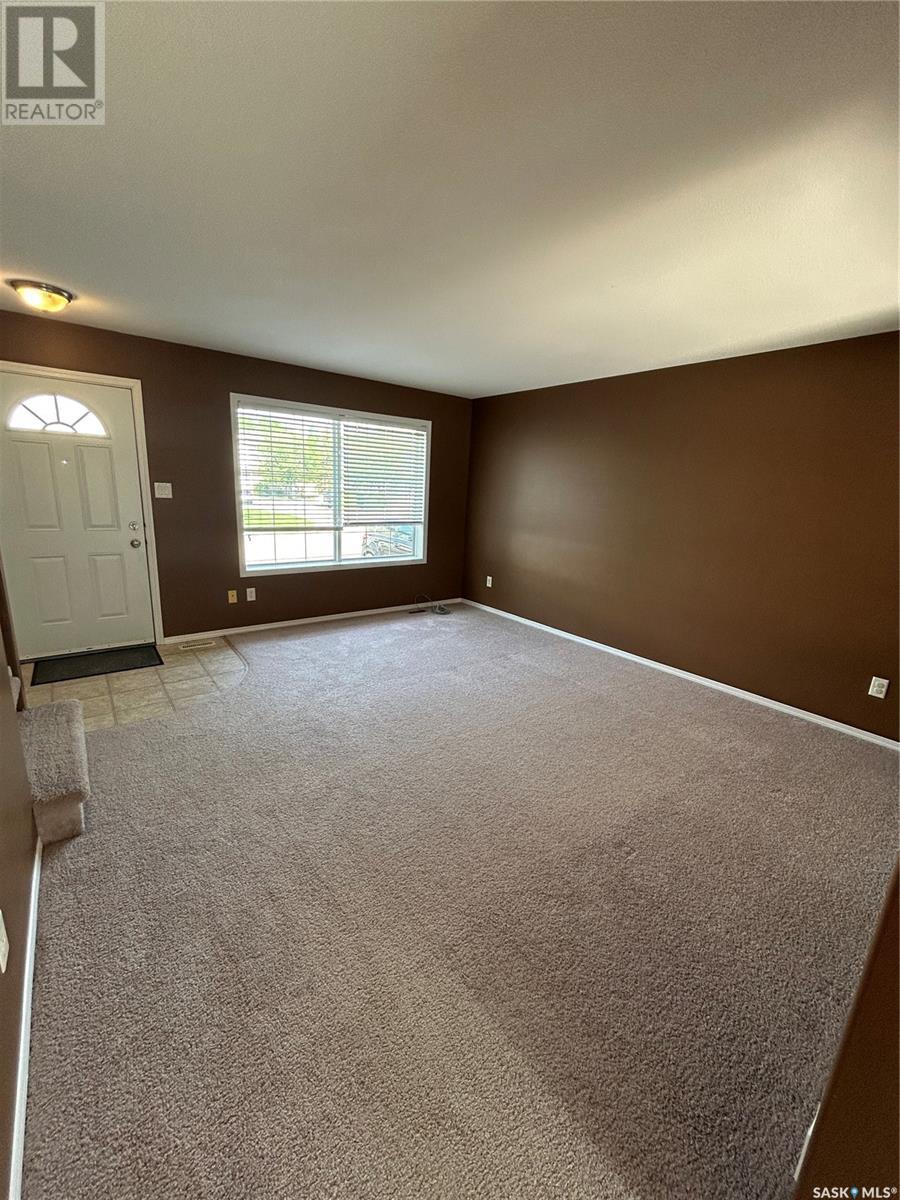 Single Family House 2 Level for Sale in  Cranbourn CRESCENT Regina 