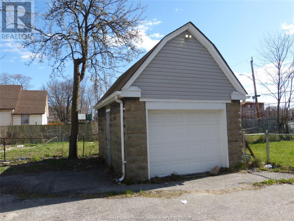 Photo 18 of 631 633 Parent Avenue, Windsor ON