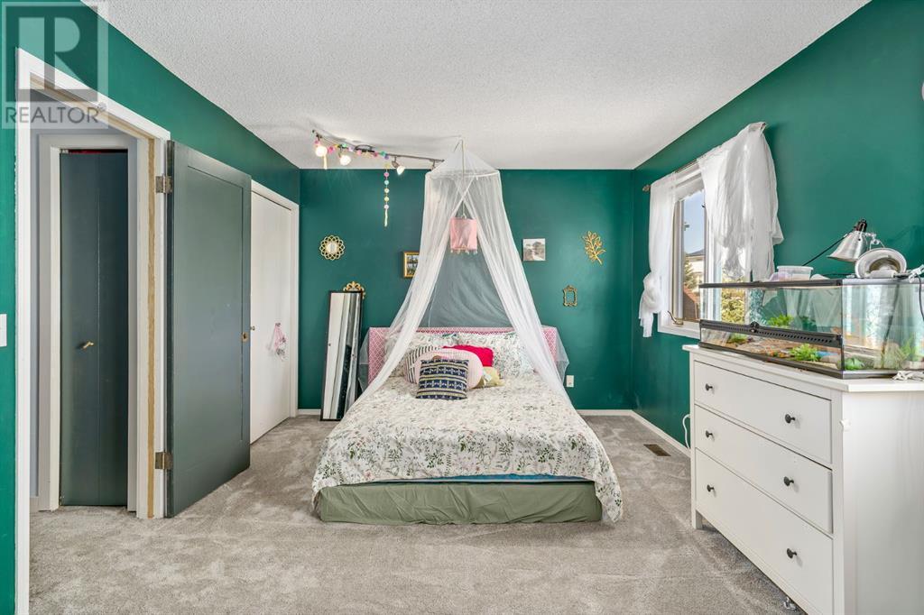 Single Family House for Sale in  Sierra Morena Road Signal Hill Calgary 