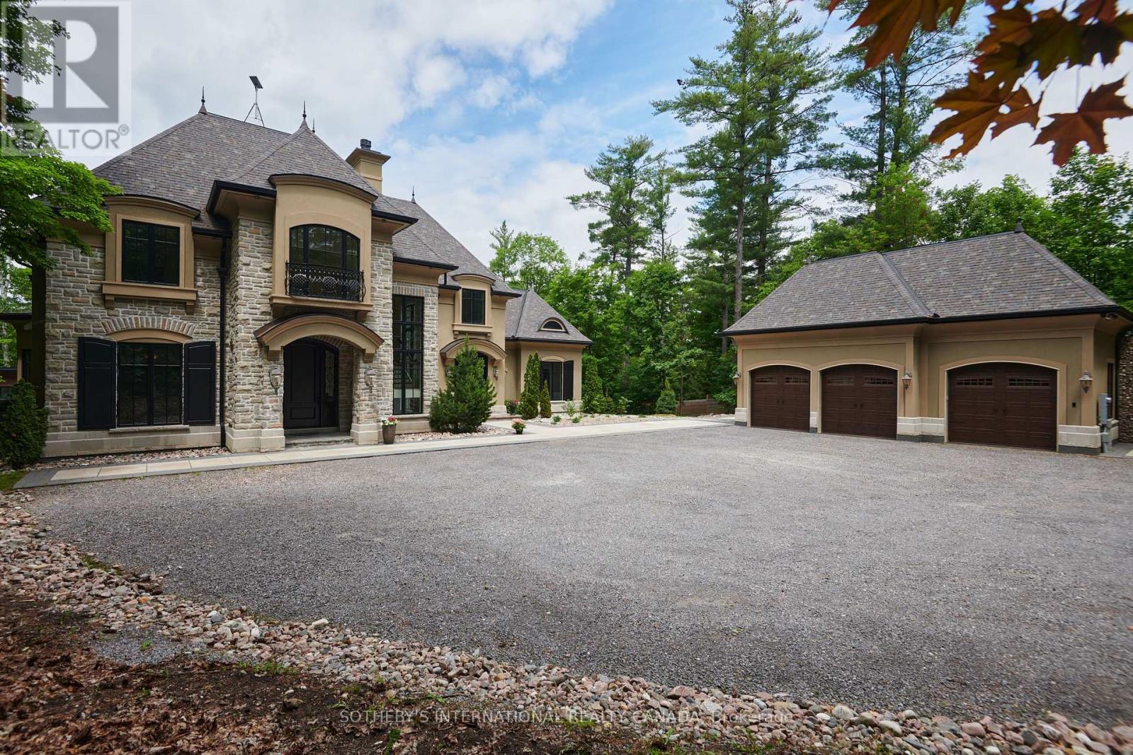Photo 10 of 106 Lorlei Drive, Mcnab Braeside ON