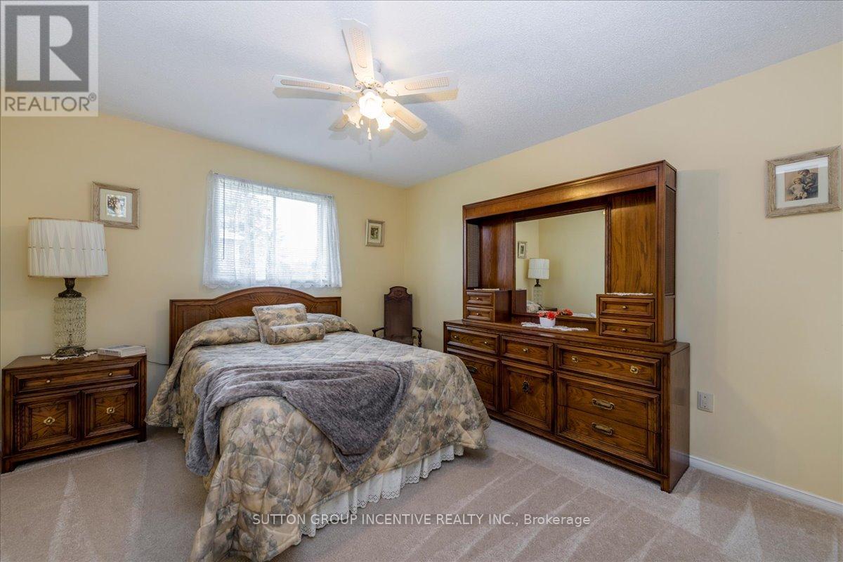 Single Family House Bungalow for Sale in  CUNDLES ROAD W Barrie (Northwest) 