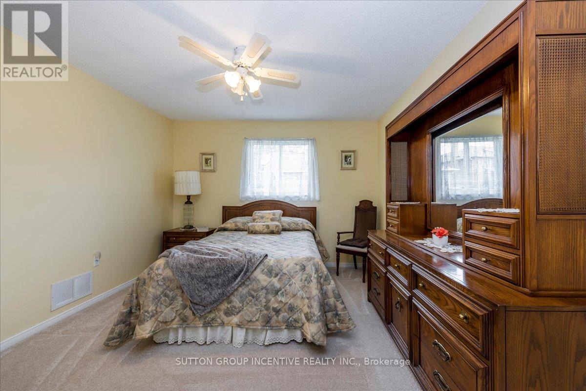 Single Family House Bungalow for Sale in  CUNDLES ROAD W Barrie (Northwest) 