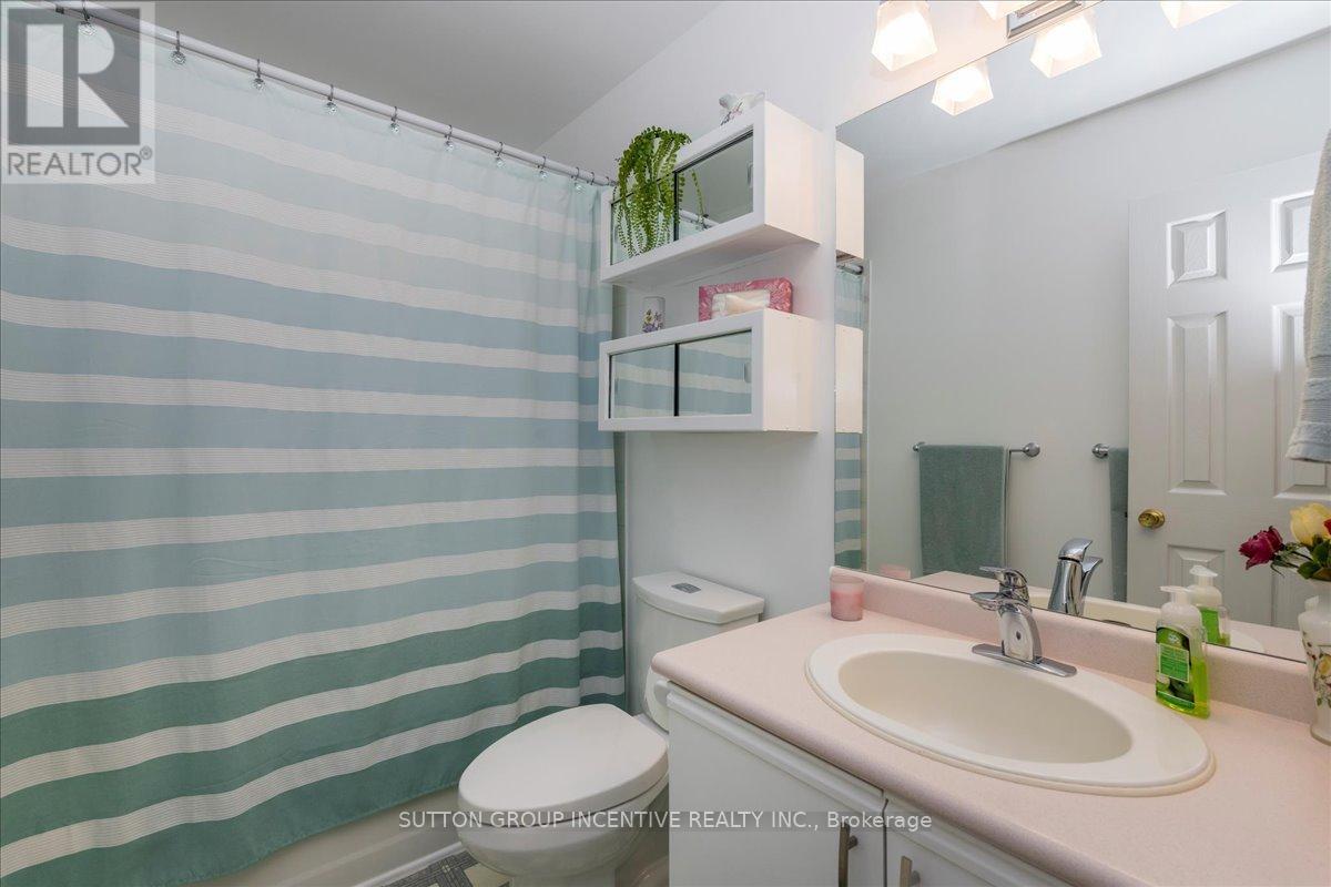 Single Family House Bungalow for Sale in  CUNDLES ROAD W Barrie (Northwest) 