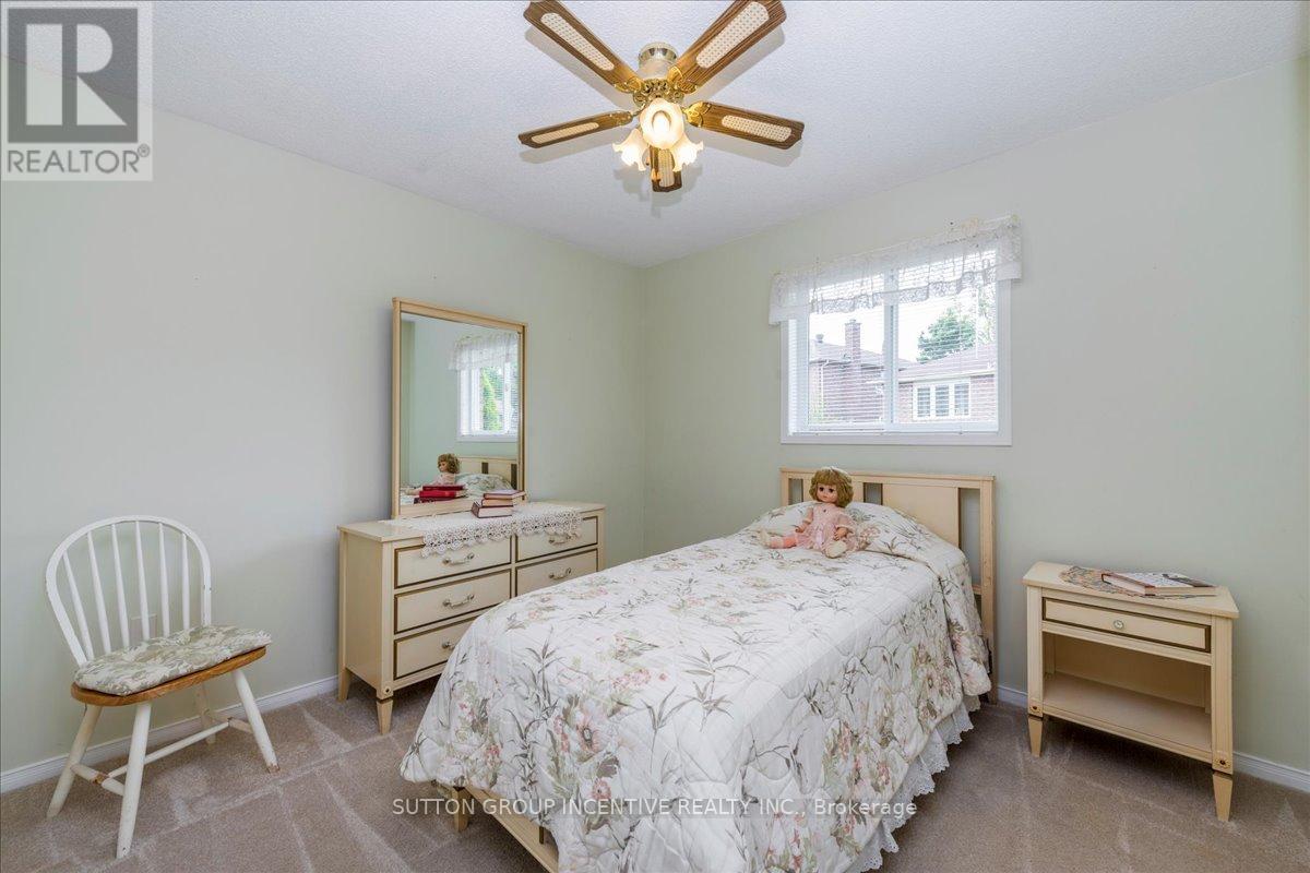 Single Family House Bungalow for Sale in  CUNDLES ROAD W Barrie (Northwest) 