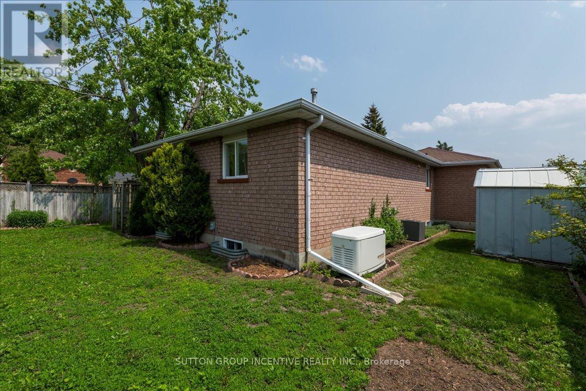 Single Family House Bungalow for Sale in  CUNDLES ROAD W Barrie (Northwest) 