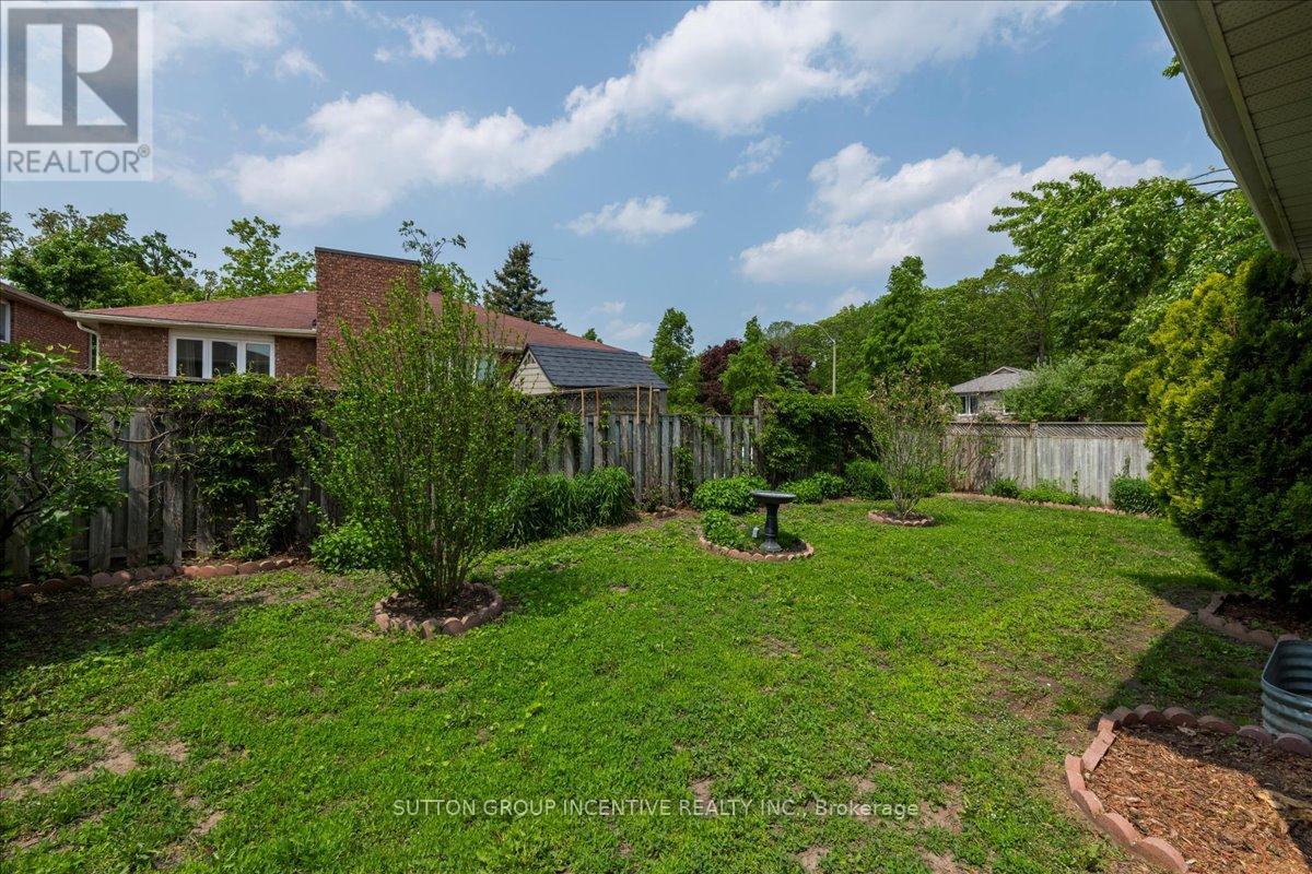Single Family House Bungalow for Sale in  CUNDLES ROAD W Barrie (Northwest) 