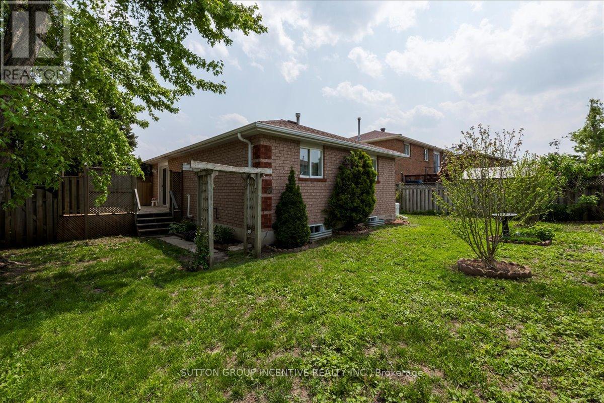 Single Family House Bungalow for Sale in  CUNDLES ROAD W Barrie (Northwest) 