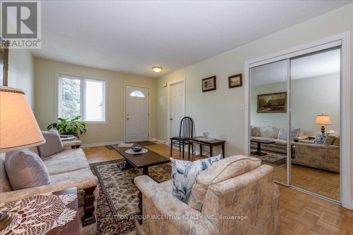 Single Family House Bungalow for Sale in  CUNDLES ROAD W Barrie (Northwest) 