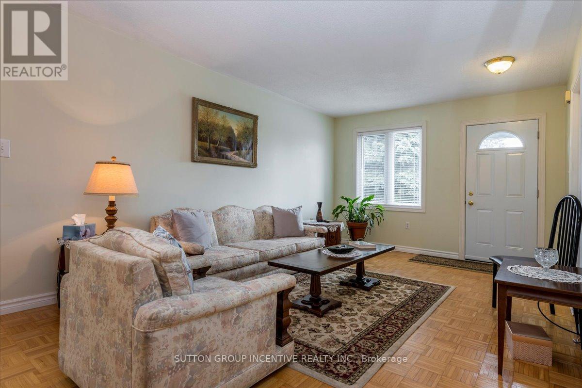 Single Family House Bungalow for Sale in  CUNDLES ROAD W Barrie (Northwest) 