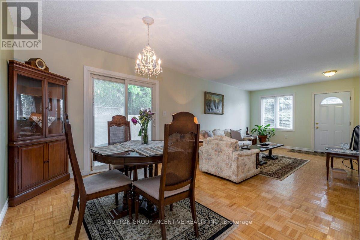 Single Family House Bungalow for Sale in  CUNDLES ROAD W Barrie (Northwest) 