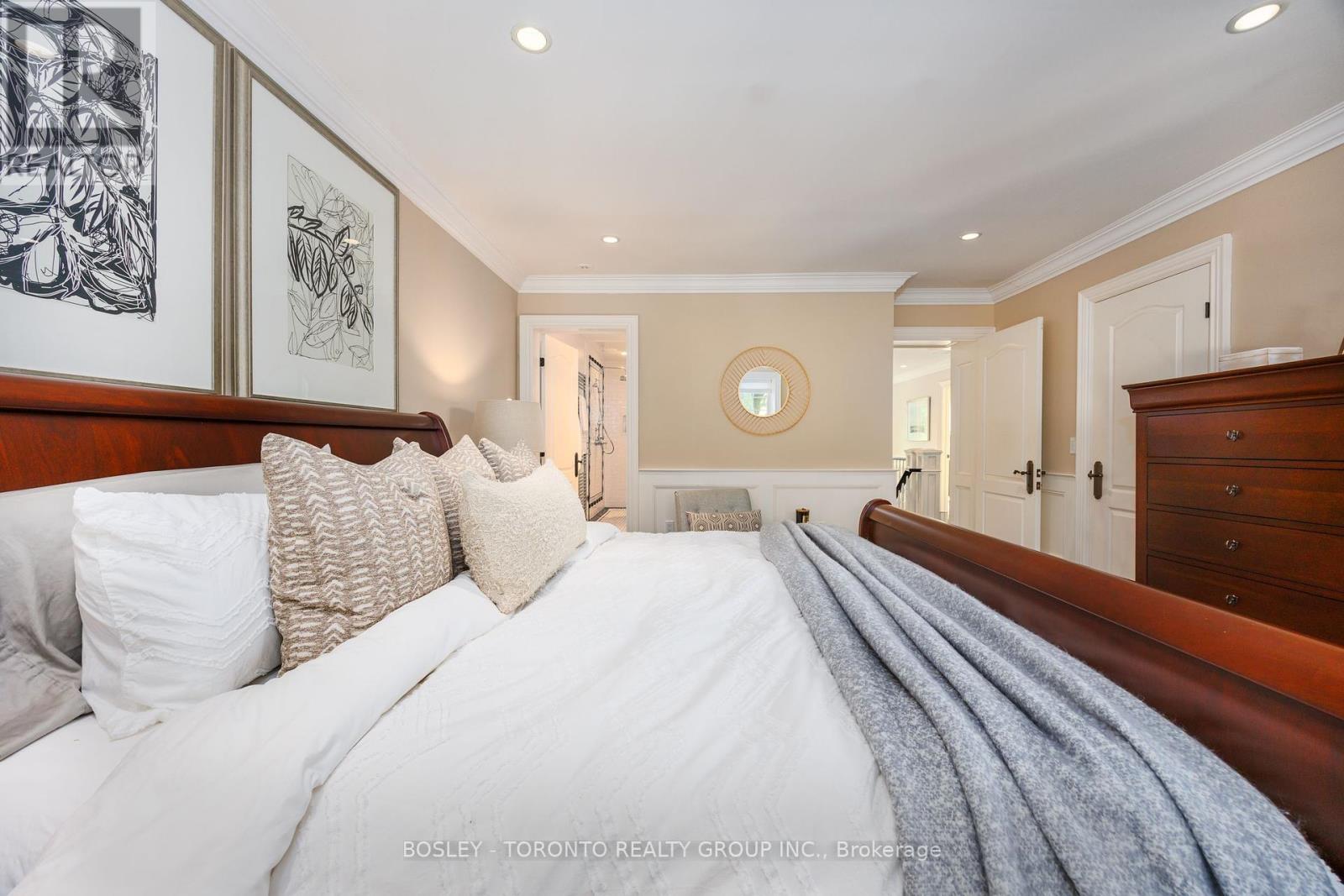 Photo 9 of 31 Red Deer Avenue, Toronto ON