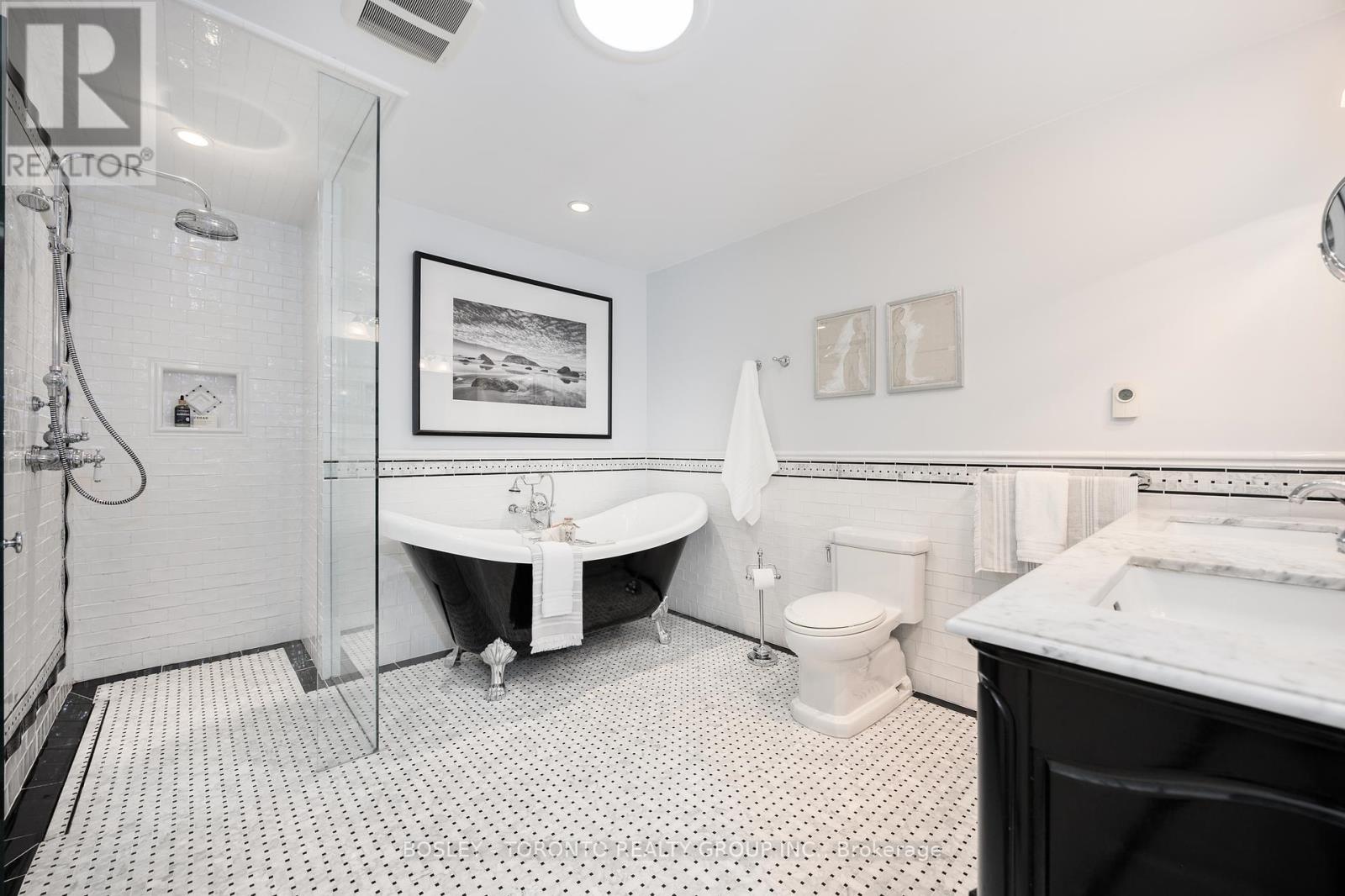 Photo 5 of 31 Red Deer Avenue, Toronto ON