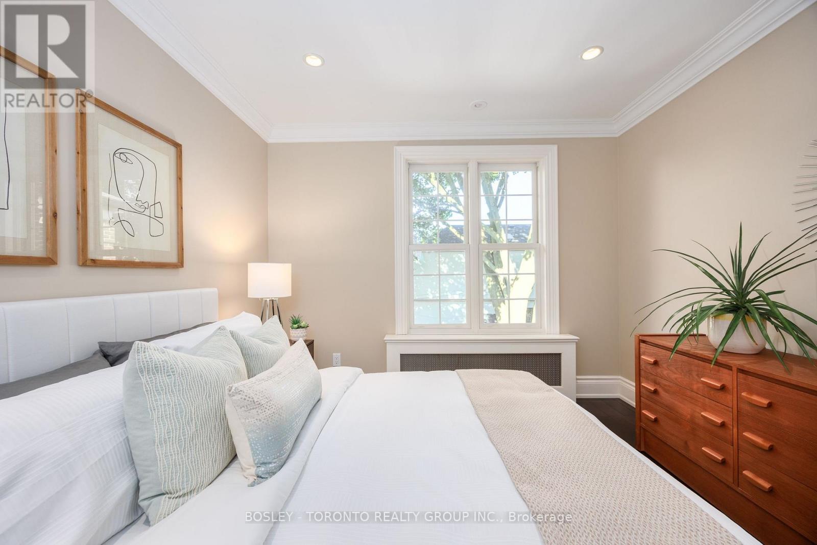 Photo 11 of 31 Red Deer Avenue, Toronto ON
