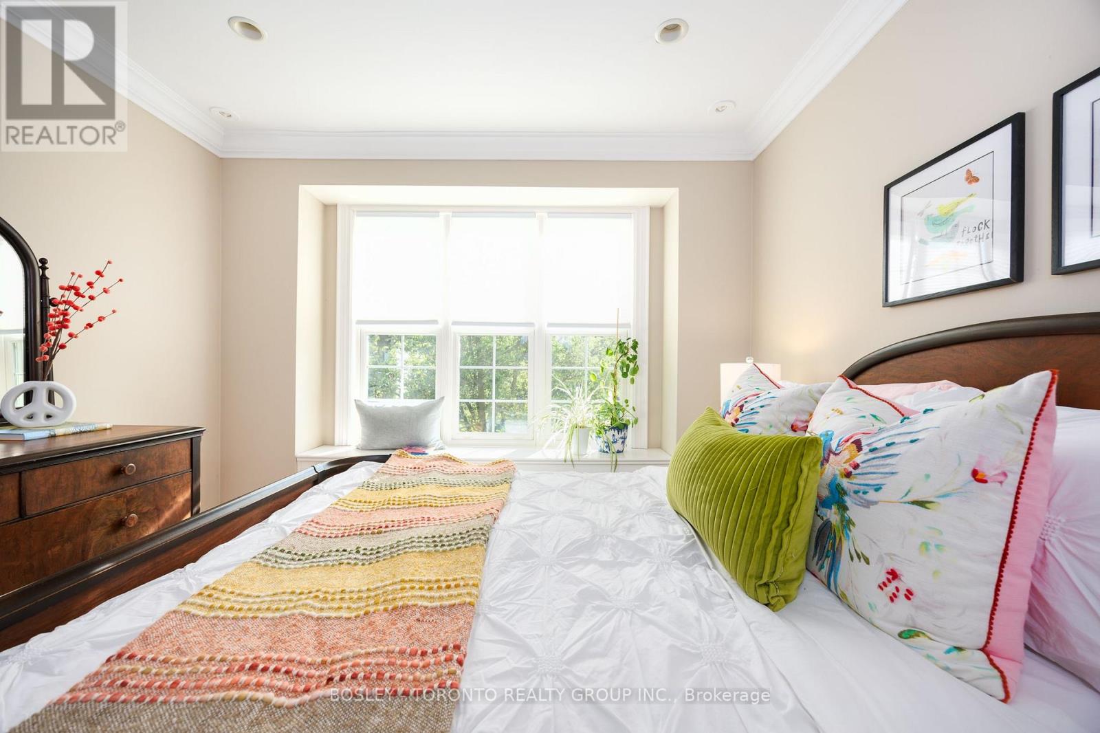 Photo 4 of 31 Red Deer Avenue, Toronto ON