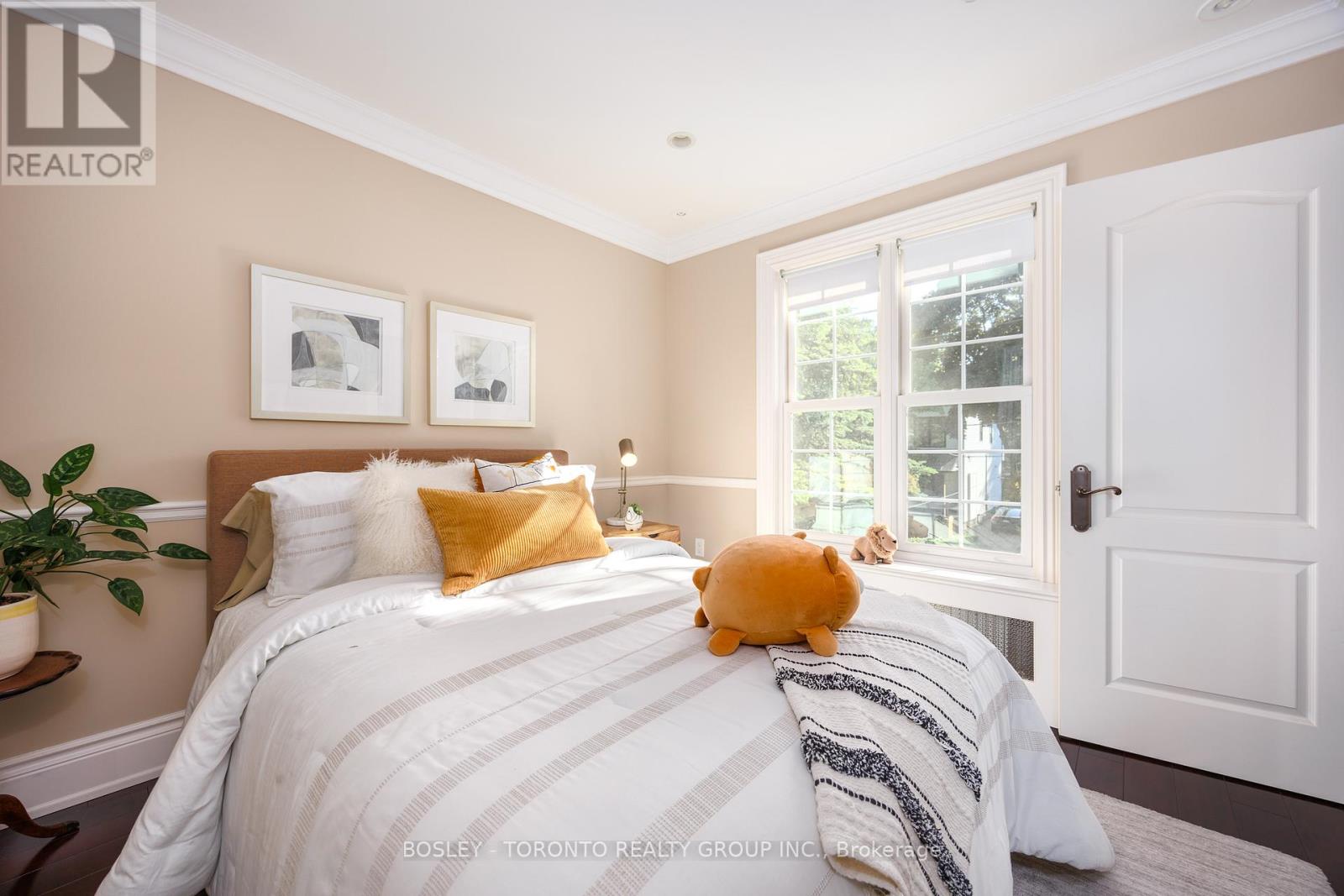 Photo 8 of 31 Red Deer Avenue, Toronto ON