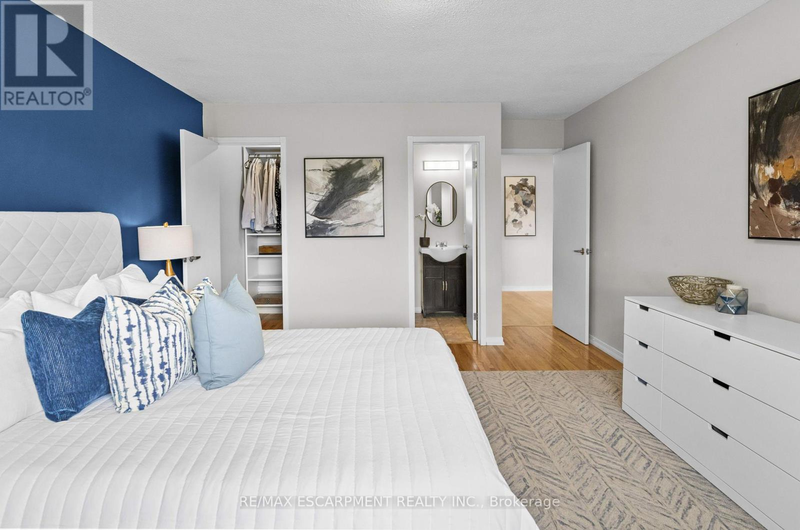 Photo 12 of 1 4197 Longmoor Drive, Burlington ON