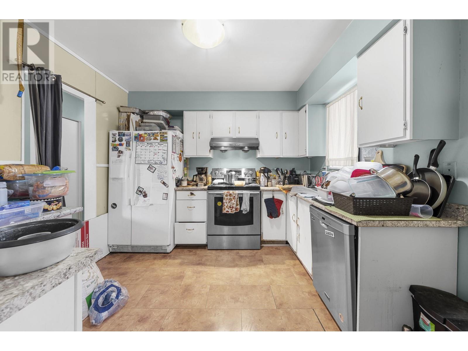 Photo 5 of 22970 Storey Avenue, Maple Ridge BC