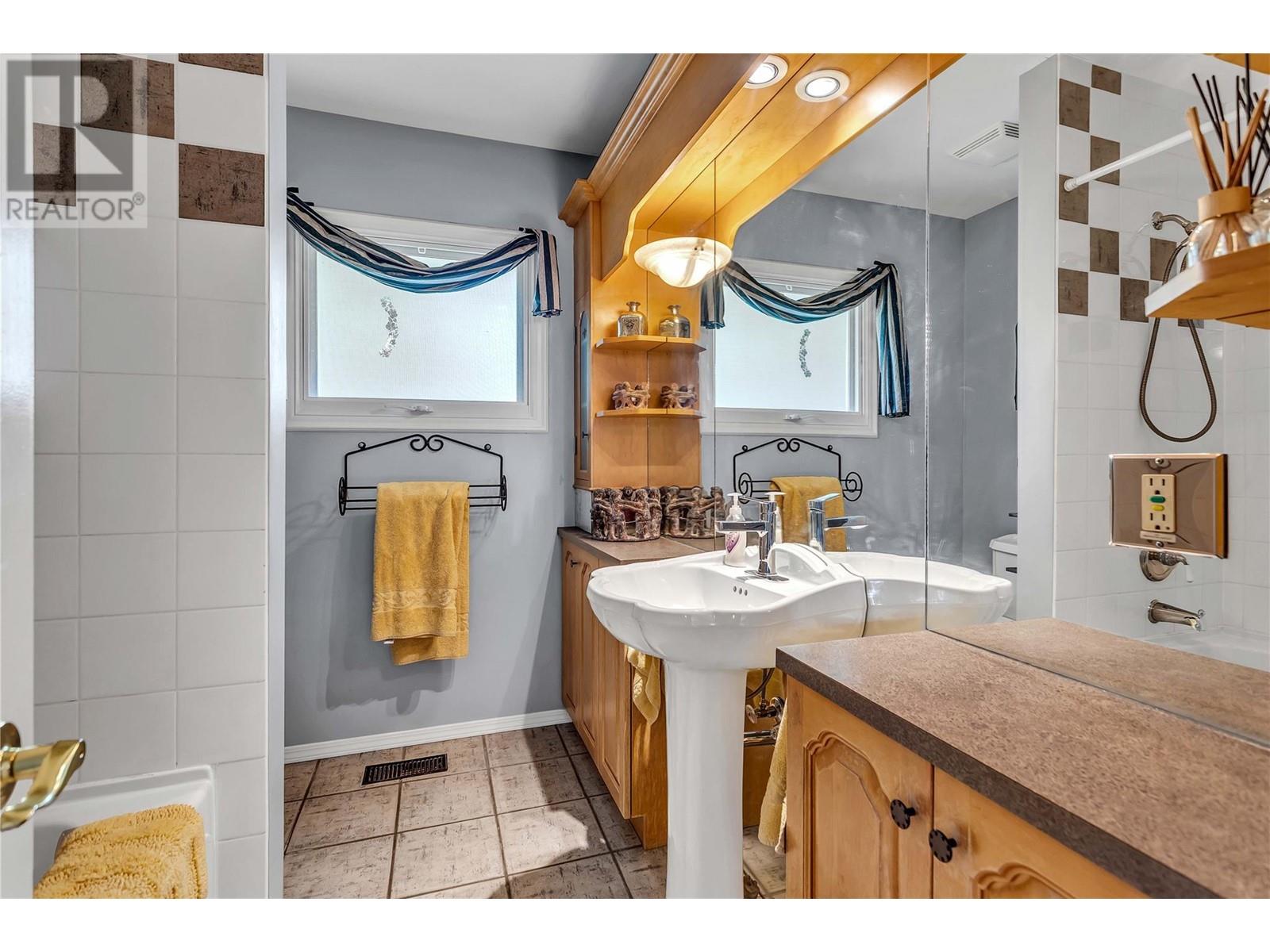  2370 Thacker Drive, West Kelowna