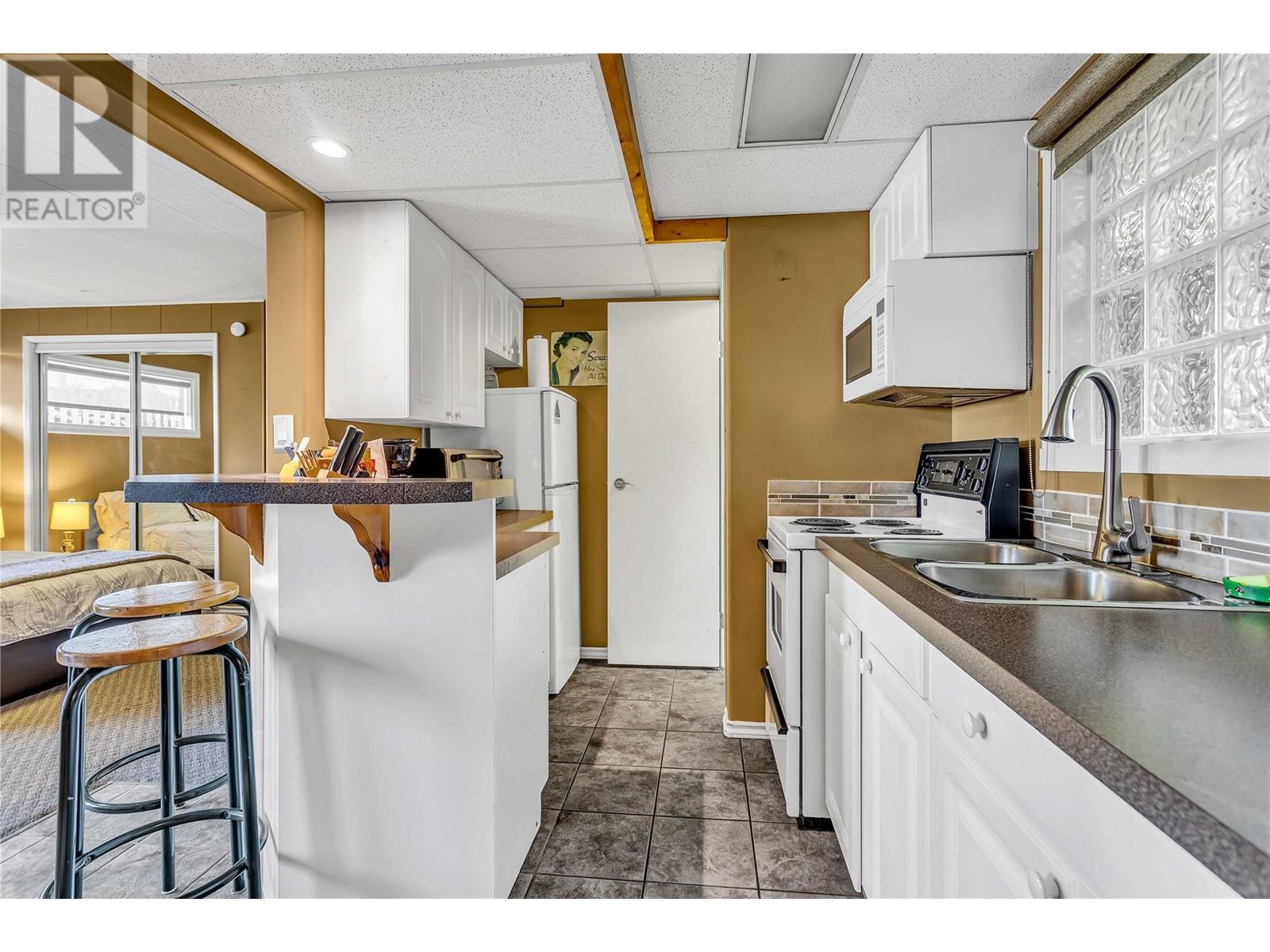  2370 Thacker Drive, West Kelowna