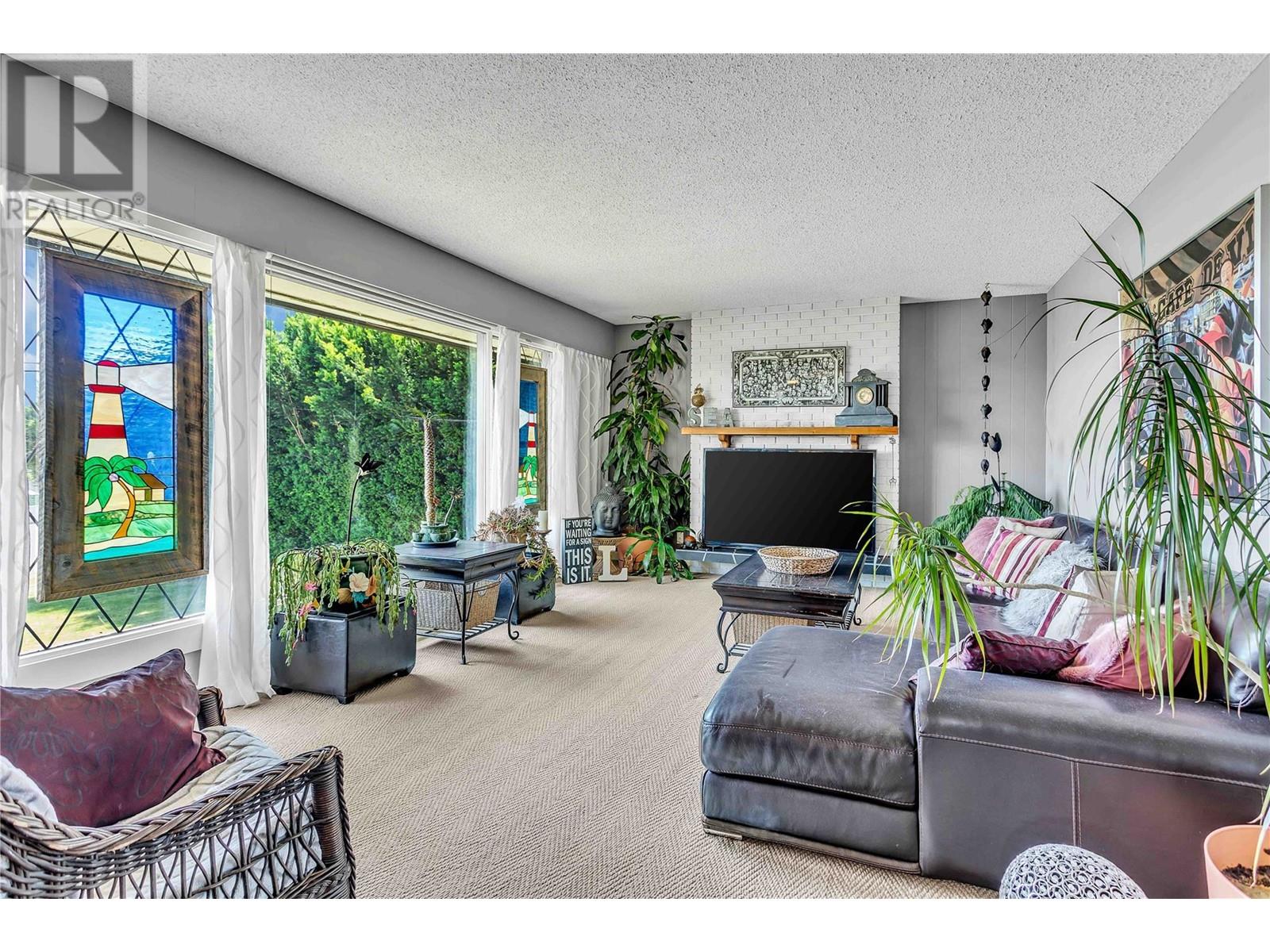  2370 Thacker Drive, West Kelowna