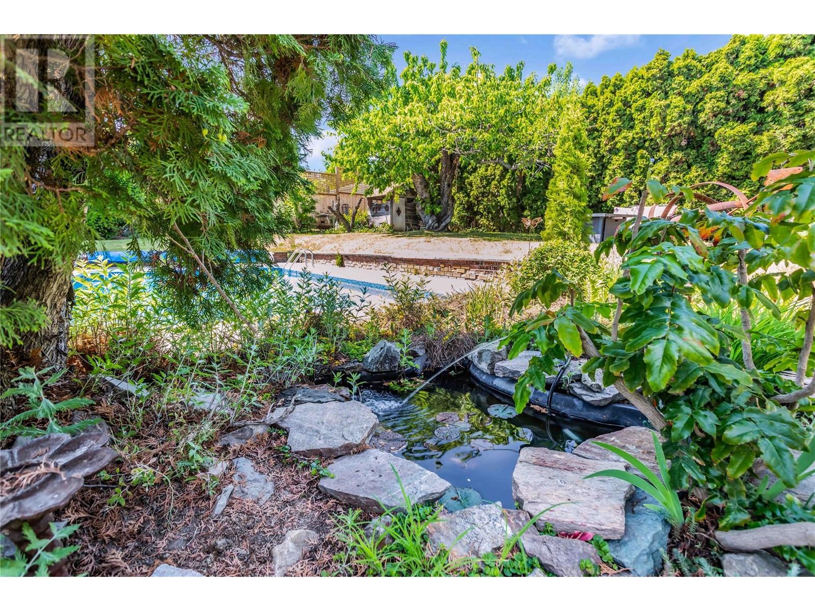  2370 Thacker Drive, West Kelowna