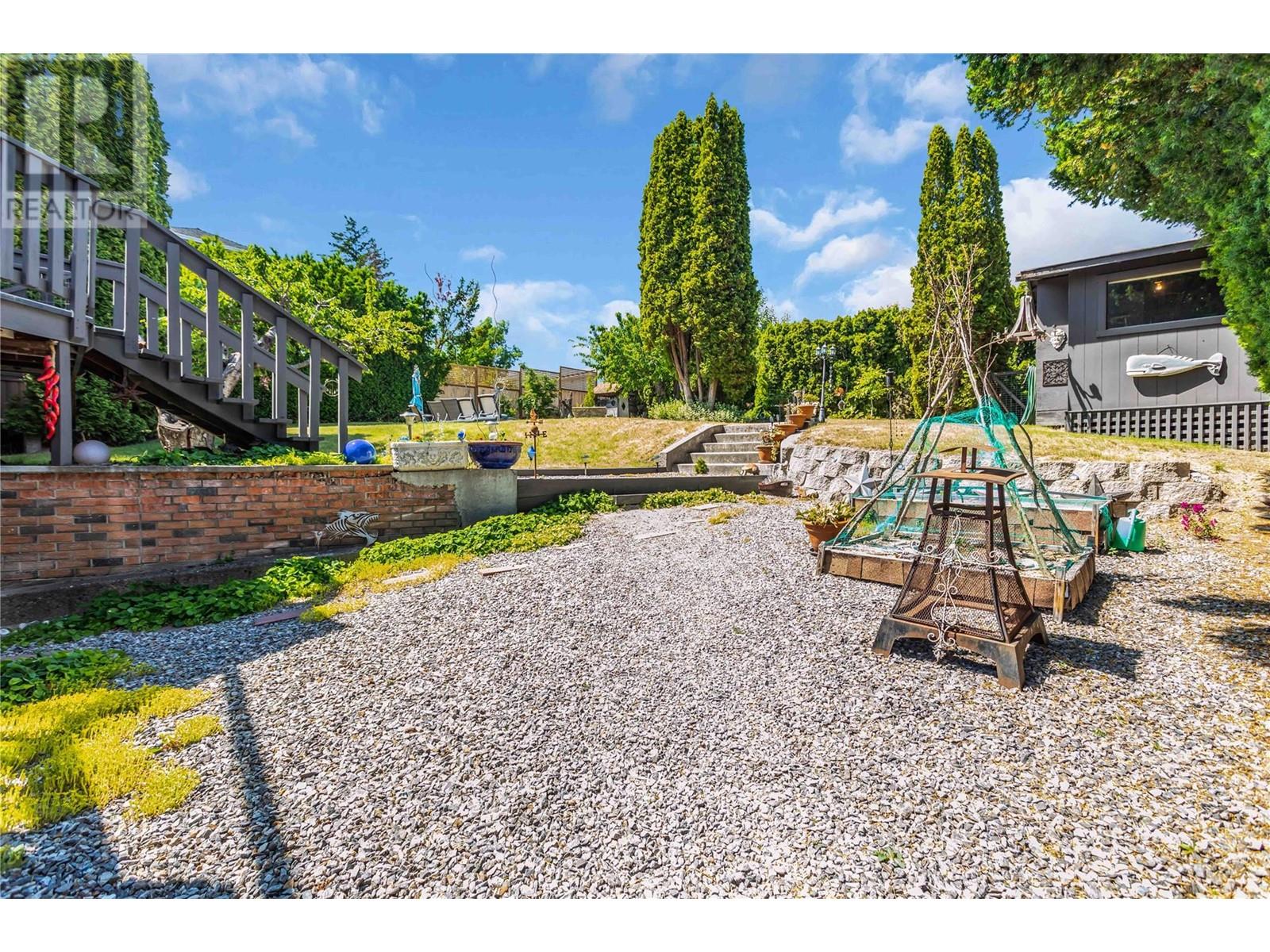  2370 Thacker Drive, West Kelowna