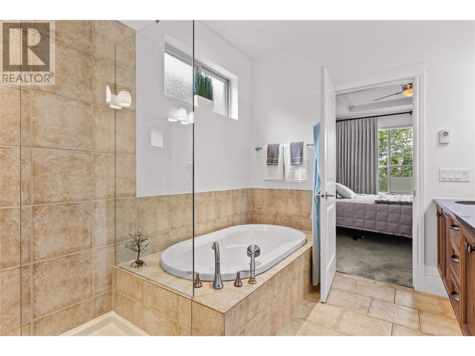 154 4450 Gordon Drive, Kelowna