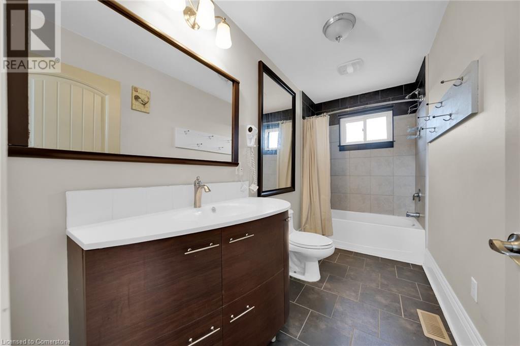 Photo 3 of 550 Beach Boulevard, Hamilton ON