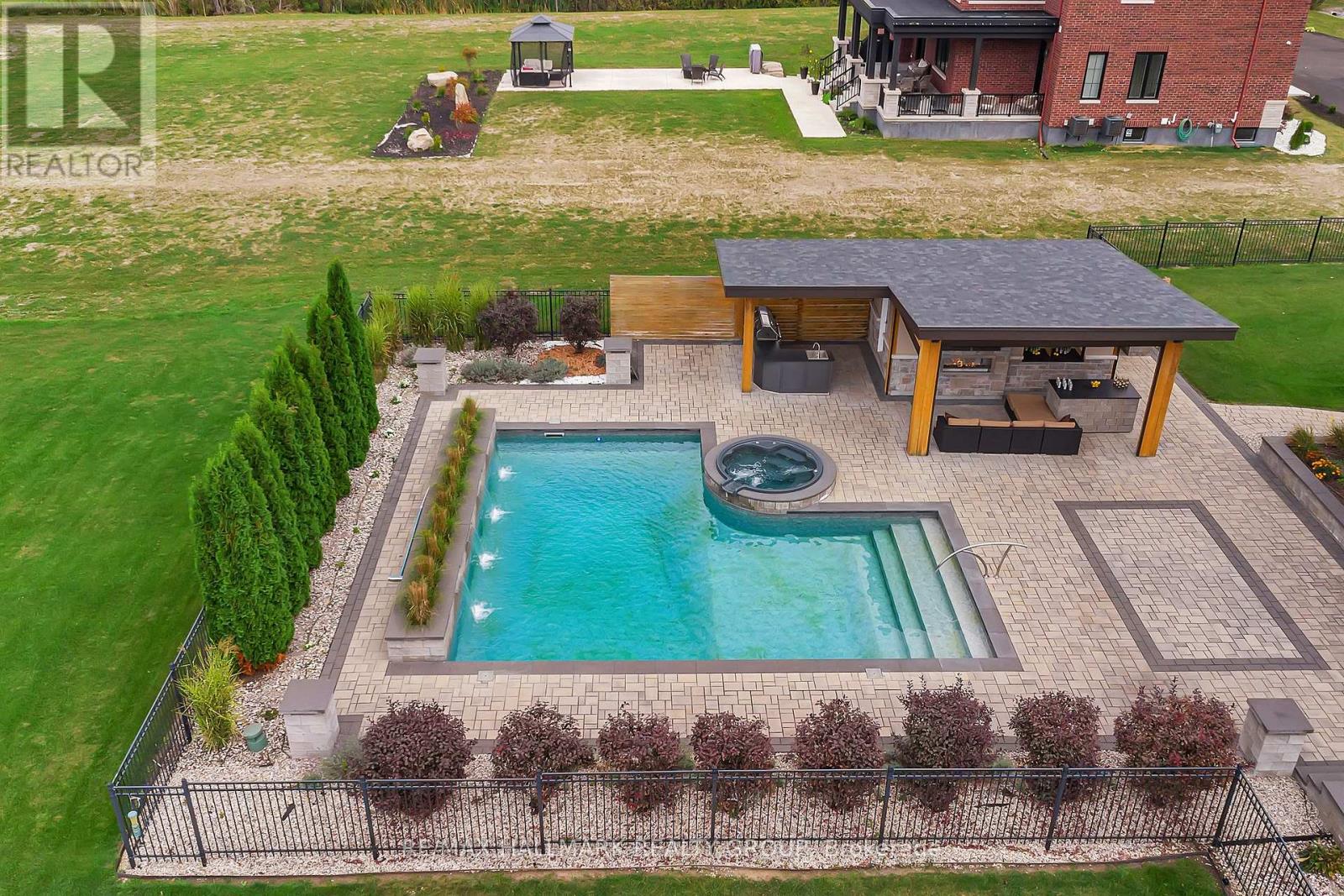 Photo 4 of 5813 Red Castle Ridge, Ottawa ON