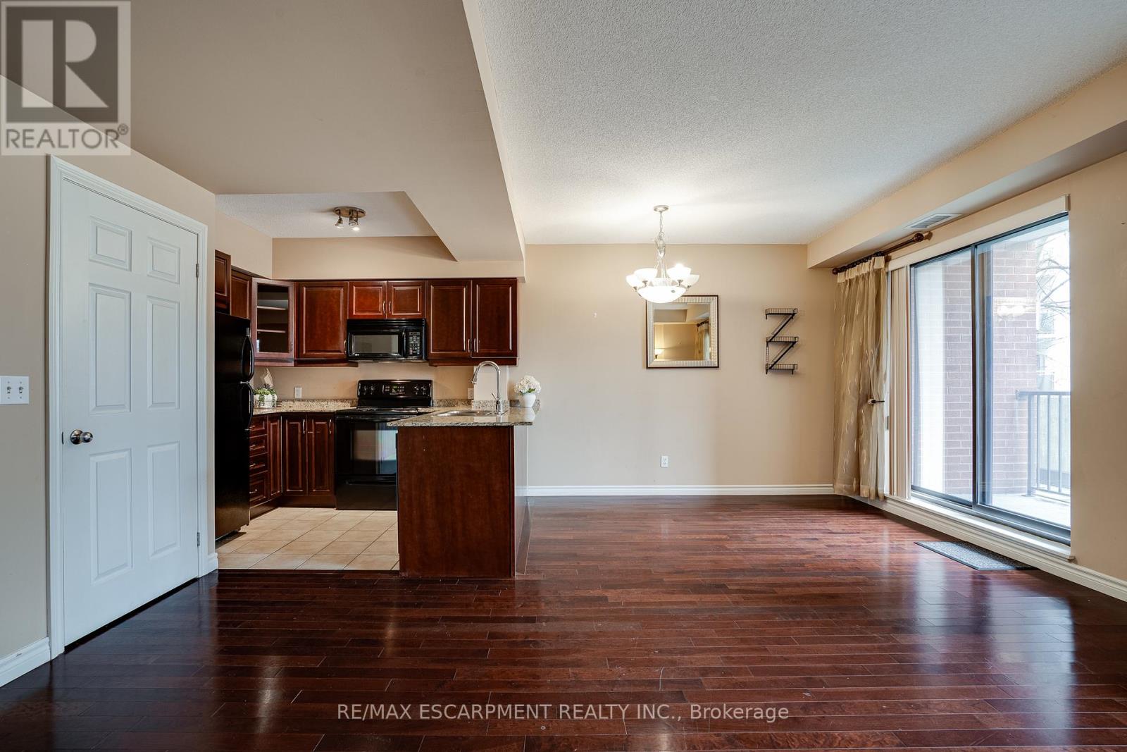 Photo 17 of 210 47 Caroline Street N, Hamilton ON