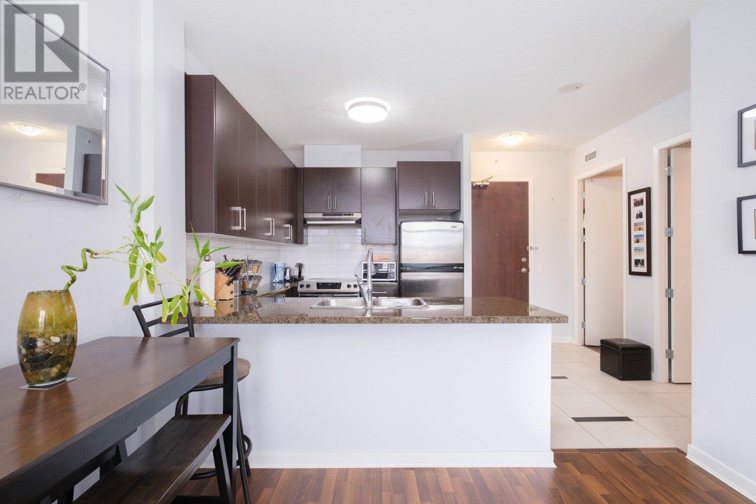 Photo 4 of 702 4250 Dawson Street, Burnaby BC