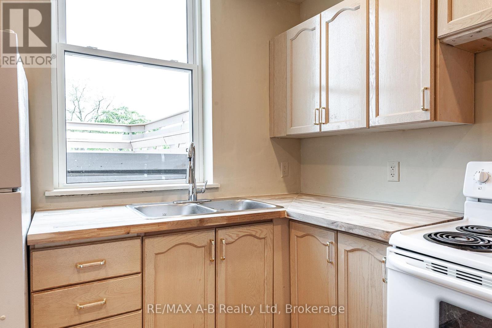 Photo 47 of 141 143 Queen Street E, St Marys ON