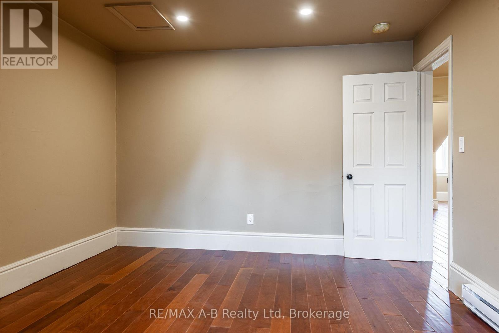 Photo 3 of 141 143 Queen Street E, St Marys ON