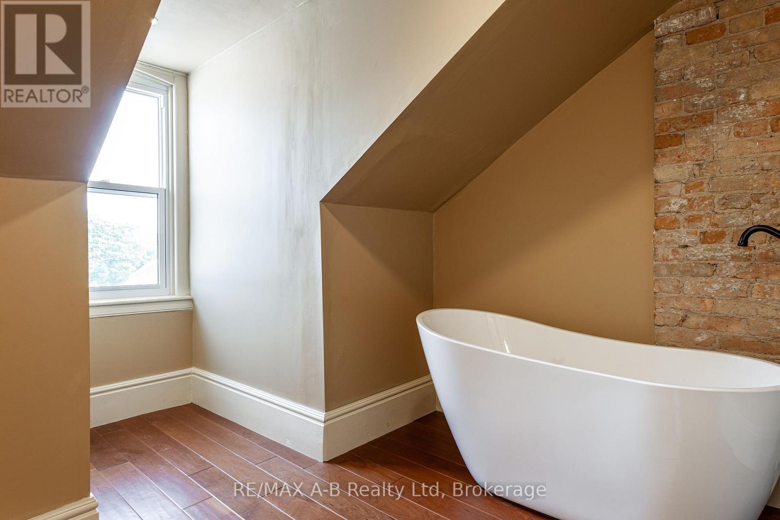 Photo 10 of 141 143 Queen Street E, St Marys ON