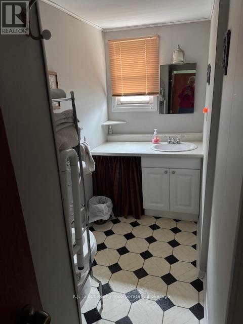 Photo 13 of 18 Tuyll Street W, Bluewater ON