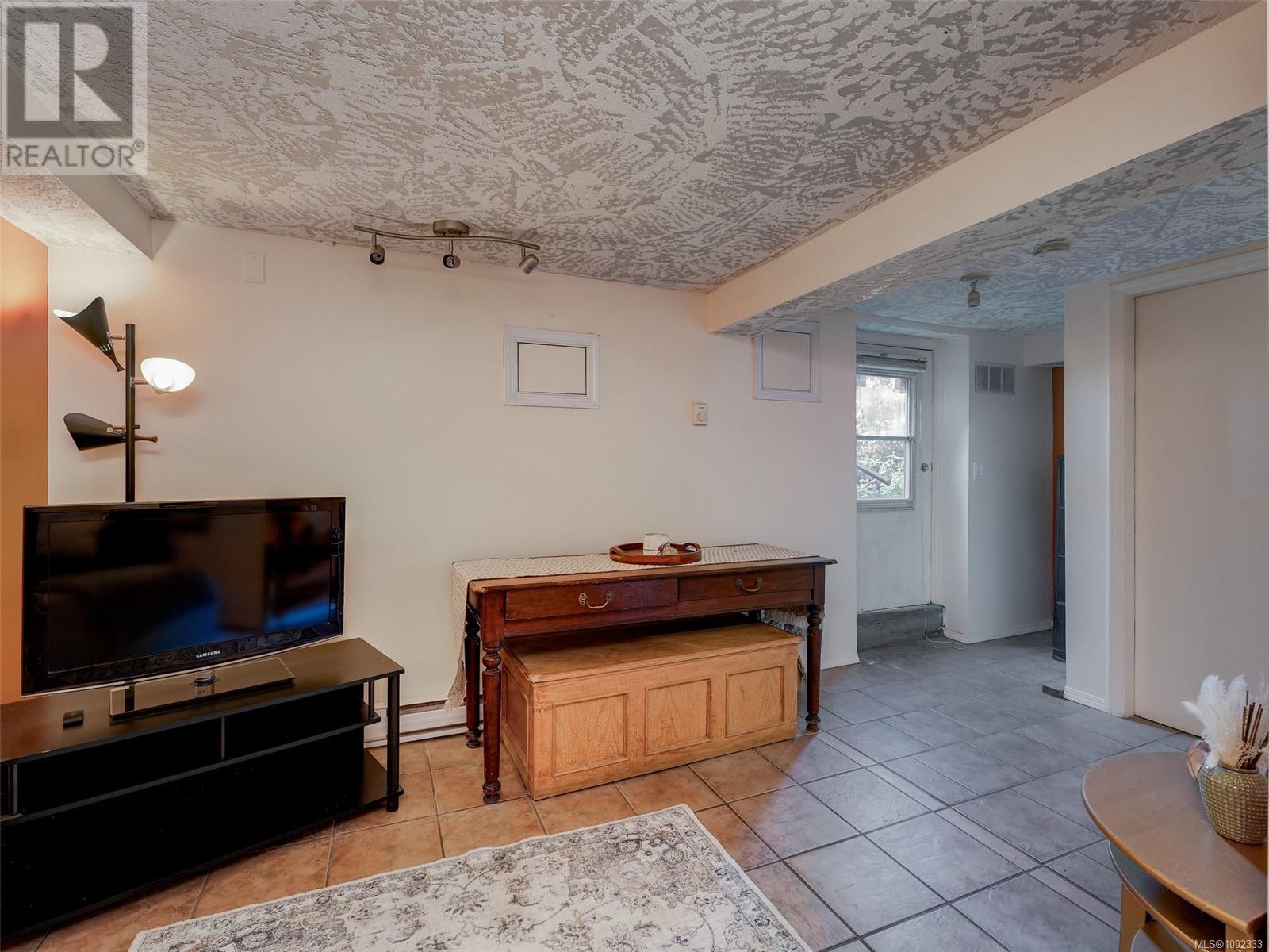 Single Family House for Sale in  Yew St Victoria 