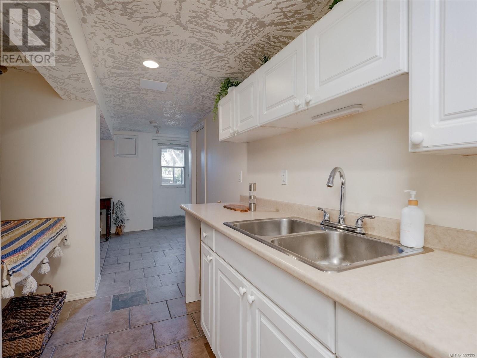 Single Family House for Sale in  Yew St Victoria 