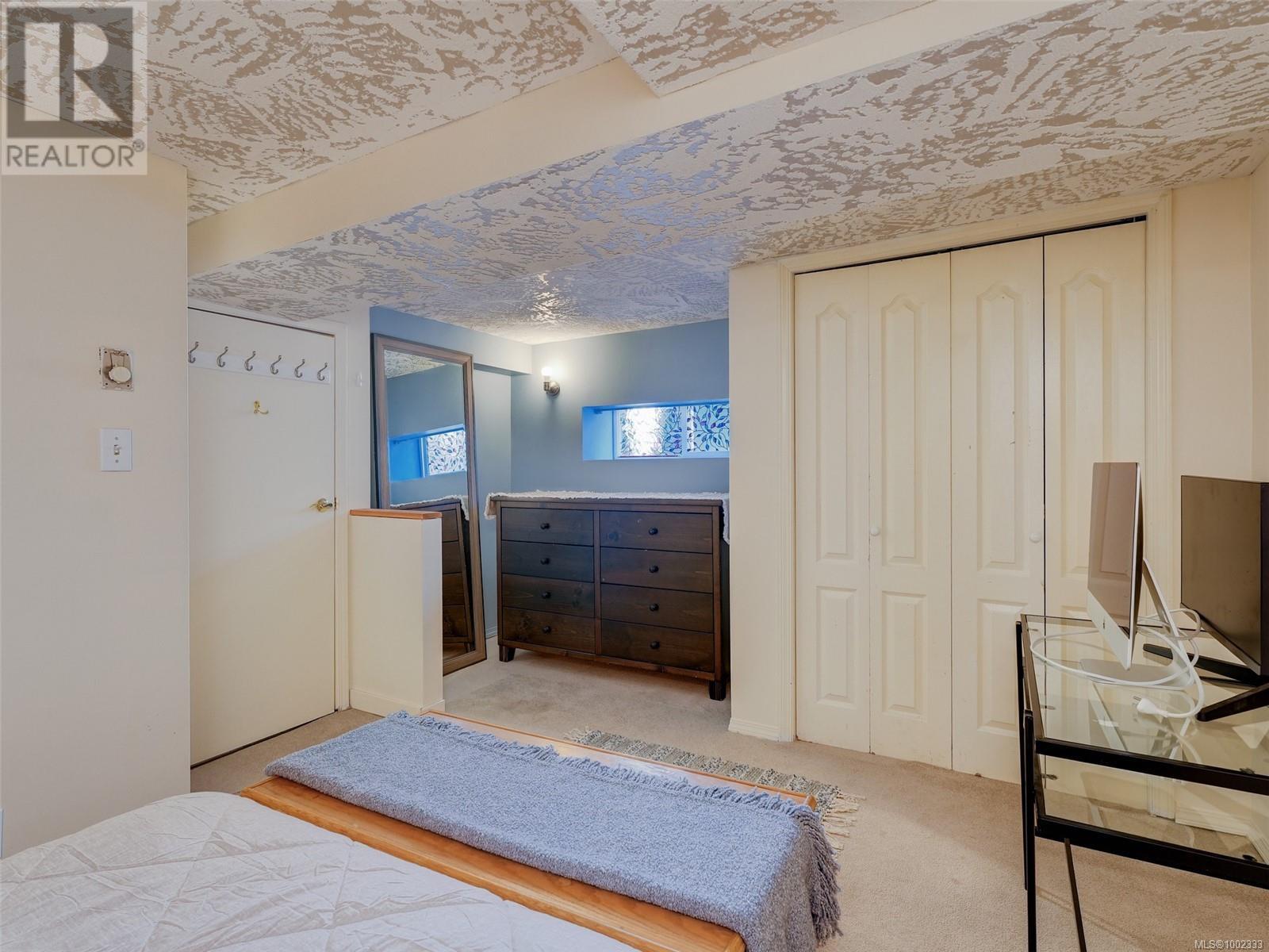 Single Family House for Sale in  Yew St Victoria 