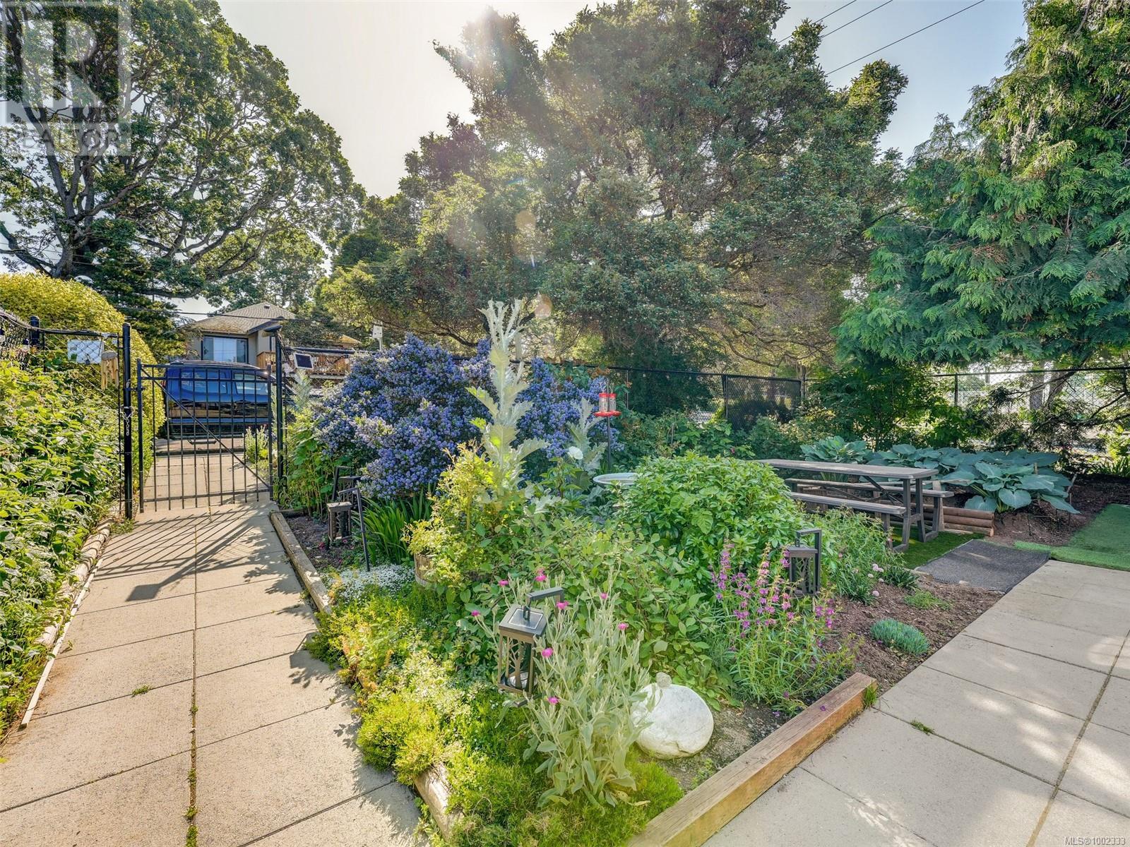 Single Family House for Sale in  Yew St Victoria 