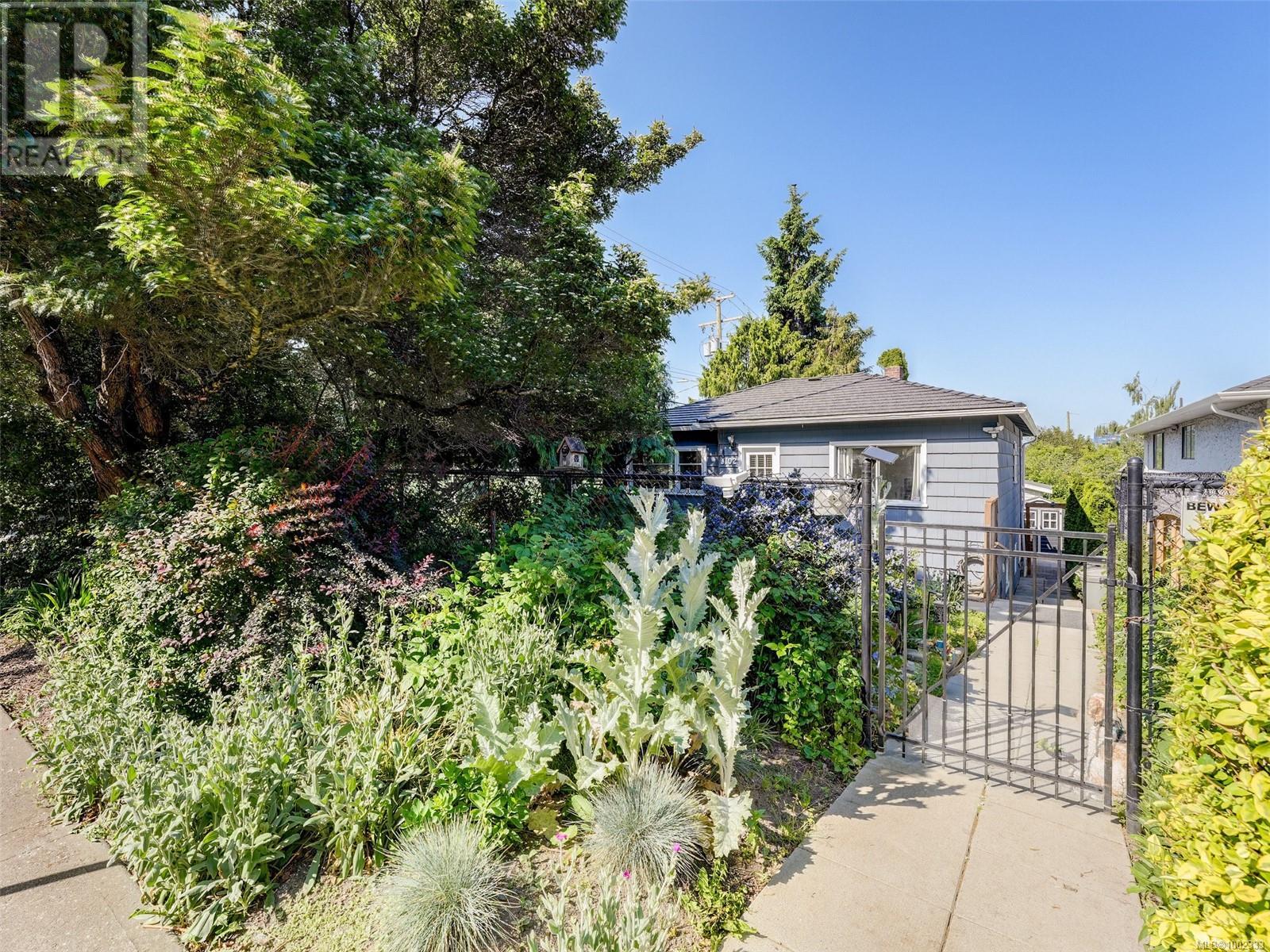 Single Family House for Sale in  Yew St Victoria 