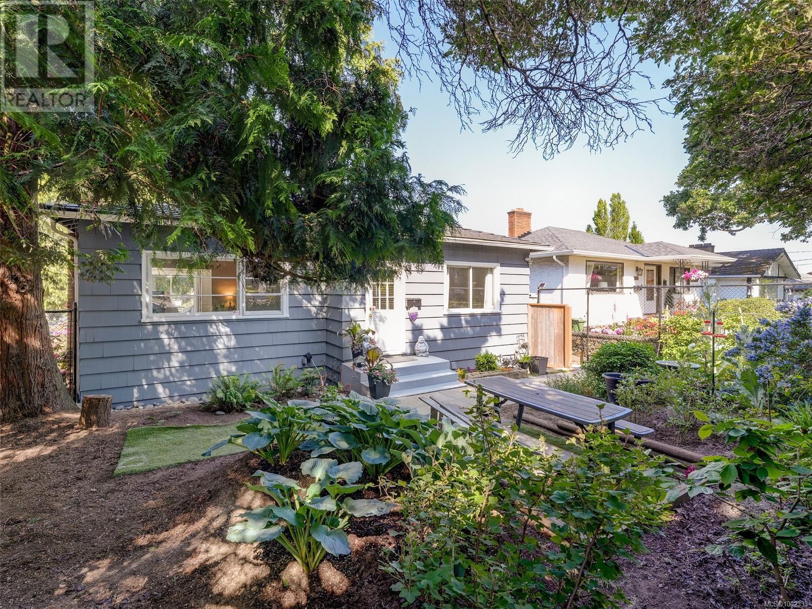 Single Family House for Sale in  Yew St Victoria 